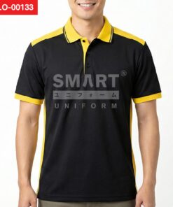 เสื้อโปโลยูนิฟอร์มสีดำ ตัดต่อสีเหลืองที่ปก ไหล่ และแถบข้างลำตัว สาบกระดุมสีดำ 3 เม็ด ปลายแขนสีเหลือง ถ่ายสตูดิโอพื้นหลังสีอ่อน