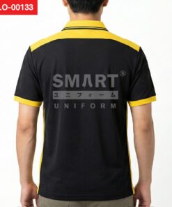 มุมหลังเสื้อโปโลยูนิฟอร์มสีดำ ตัดต่อสีเหลืองบริเวณปกและแถบไหล่ด้านหลัง พร้อมแถบข้างลำตัวและปลายแขนสีเหลือง ถ่ายสตูดิโอพื้นหลังสีอ่อน