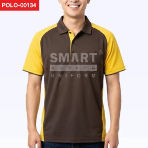 เสื้อโปโลยูนิฟอร์มสีน้ำตาลเข้ม ตัดต่อแขนและด้านข้างสีเหลืองมัสตาร์ด ปกคอสีเข้ม กระดุมหน้าเรียบ ทรงใส่ทำงาน ถ่ายสตูดิโอพื้นหลังสีอ่อน