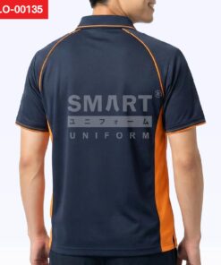มุมหลังเสื้อโปโลยูนิฟอร์มสีน้ำเงินกรมท่า ตัดต่อแถบข้างสีส้ม เดินเส้นขลิบสีส้มตามแนวแร็กแลนและรอบปก แขนสั้นปลายแขนขลิบส้ม ด้านหลังเรียบ ถ่ายสตูดิโอพื้นหลังสีอ่อน