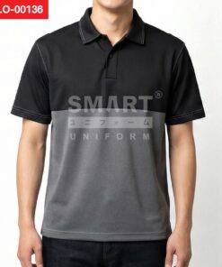 เสื้อโปโลยูนิฟอร์มตัดต่อสีดำและสีเทา ทรงมาตรฐาน คอปกสีดำเดินเส้นขลิบสีเทา สาบกระดุมหน้าแขนสั้นตะเข็บขลิบสีเทา ใส่กับกางเกงยีนส์ ถ่ายสตูดิโอพื้นหลังสีอ่อน