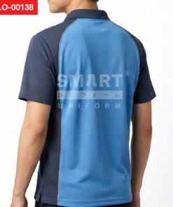 มุมหลังเสื้อโปโลยูนิฟอร์มสีฟ้าอ่อน ตัดต่อแขนและด้านข้างสีกรมท่า ทรงแขนแร็กแลน มีเส้นกุ๊นสีอ่อนตามแนวตัดต่อ และชายเสื้อเย็บเรียบ ถ่ายสตูดิโอพื้นหลังสีขาว