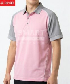 เสื้อโปโลยูนิฟอร์มสีชมพูอ่อน ตัดต่อแขนและบ่าด้วยสีเทา คอปกสีเทา มีกระดุมหน้าโทนเทา ทรงสุภาพ ใส่ทำงานทีมบริการได้ ถ่ายสตูดิโอพื้นหลังสีขาว