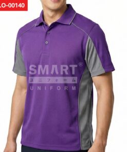 เสื้อโปโลยูนิฟอร์มสีม่วง ตัดต่อผ้าสีเทาด้านข้างและใต้วงแขน แขนสั้นทรงเรกแลน ปกสีม่วงขลิบเส้นเทา มีกระดุมหน้า ถ่ายสตูดิโอพื้นหลังขาว