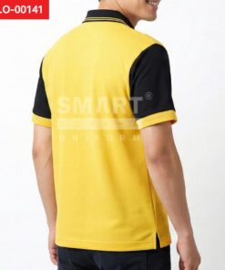 มุมหลังเสื้อโปโลยูนิฟอร์มสีเหลืองทอง แขนสีดำ ปกสีดำขลิบเส้นเหลือง ชายเสื้อมีผ่าข้างเล็กน้อย ทรงเรียบพร้อมงานตัดต่อชัดเจน ถ่ายสตูดิโอพื้นหลังสีอ่อน