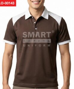 เสื้อโปโลยูนิฟอร์มสีน้ำตาลเข้ม แขนสั้น ตัดต่อบ่าและปกคอสีขาว ปลายแขนขลิบสีขาว มีกระดุมหน้า 2 เม็ดและสาบเสื้อเย็บเรียบร้อย ถ่ายสตูดิโอพื้นหลังสีขาว