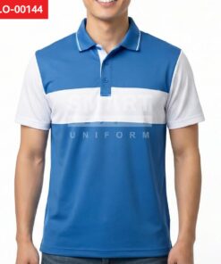 เสื้อโปโลยูนิฟอร์มสีน้ำเงินตัดต่อแถบคาดอกสีขาว แขนสีขาว คอปกน้ำเงินเดินเส้นขาว มีกระดุมหน้า ถ่ายสตูดิโอพื้นหลังสีขาว