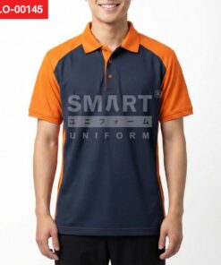 เสื้อโปโลยูนิฟอร์มสีกรมท่า ตัดต่อแขนรากแลนและปกคอสีส้ม กระดุมหน้าโทนส้ม แผงข้างสีส้ม ถ่ายสตูดิโอพื้นหลังขาว
