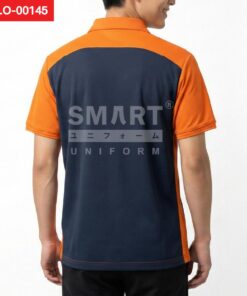 ด้านหลังเสื้อโปโลยูนิฟอร์มสีกรมท่า แขนและบ่ารากแลนสีส้ม แผงข้างสีส้มต่อเนื่อง ทรงตรงเรียบ ถ่ายสตูดิโอพื้นหลังขาว
