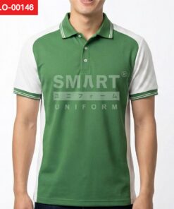 เสื้อโปโลยูนิฟอร์มสีเขียว ตัดต่อแขนสีขาว ปกและปลายแขนขลิบเส้นเขียวขาว กระดุมหน้า ทรงเรียบร้อย ถ่ายสตูดิโอพื้นหลังสีขาว