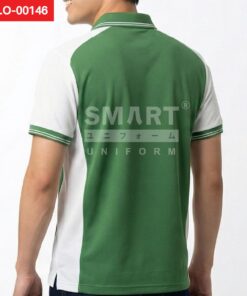 มุมหลังเสื้อโปโลยูนิฟอร์มสีเขียว ตัดต่อแขนสีขาว ปกและปลายแขนขลิบเส้นเขียวขาว ทรงตรง ชายเสื้อเรียบ ถ่ายสตูดิโอพื้นหลังสีขาว