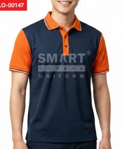 เสื้อโปโลยูนิฟอร์มสีกรมท่า ตัดต่อแขนสีส้ม ปกสีส้มขลิบเส้นสีขาวและสีกรม สาบกระดุมสีส้ม กระดุมโทนเข้ม ถ่ายสตูดิโอพื้นหลังสีขาว