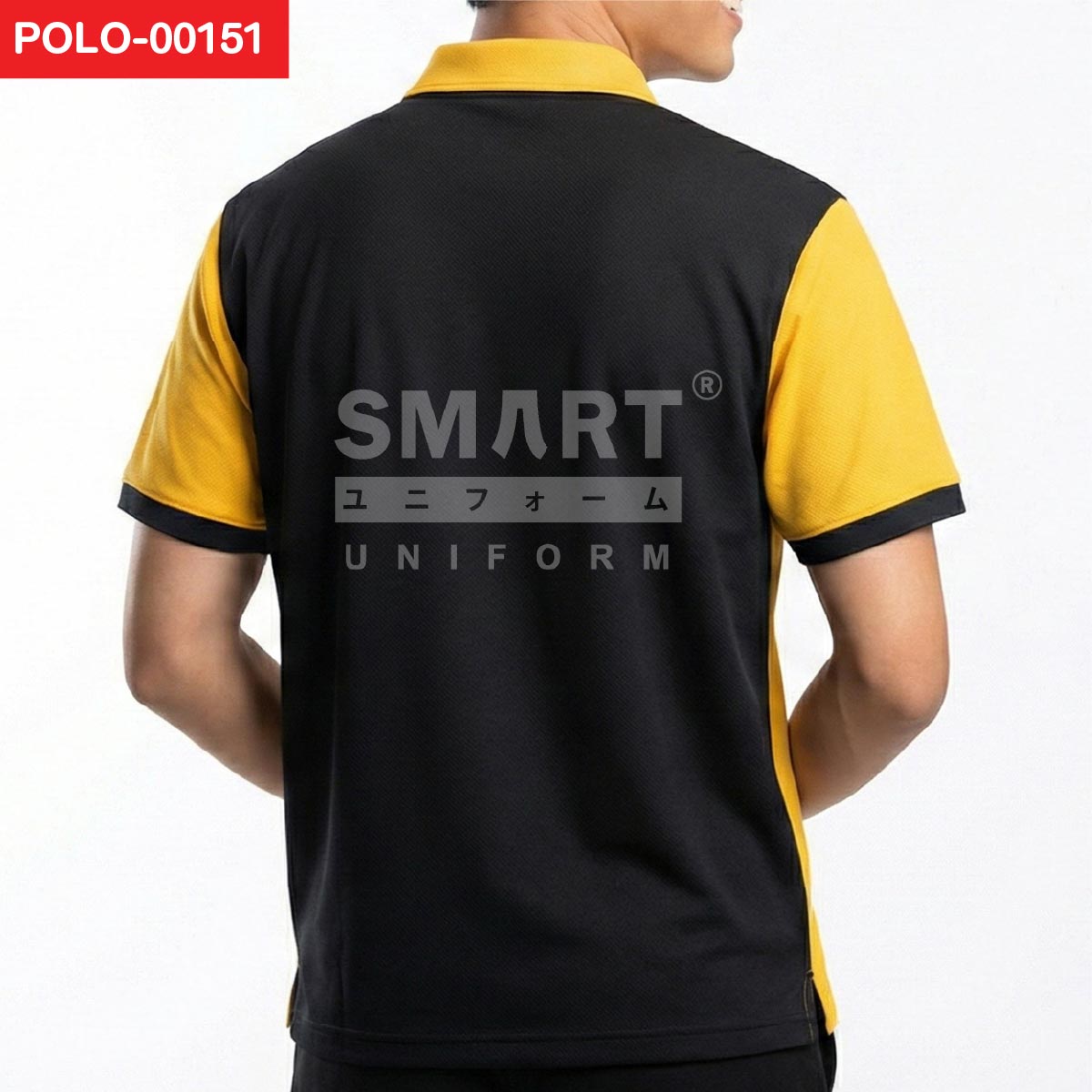 มุมหลังเสื้อโปโลยูนิฟอร์มสีดำตัดแขนสีเหลือง คอปกสีเหลือง ปลายแขนมีขอบสีดำ ทรงทีมงานใช้งานจริง ถ่ายสตูดิโอพื้นหลังสีอ่อน