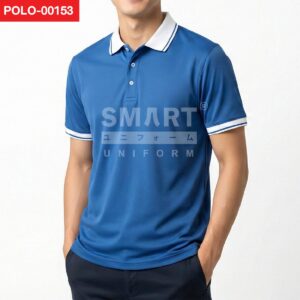 เสื้อโปโลยูนิฟอร์มสีน้ำเงินล้วน คอปกสีขาวขลิบเส้น สาบกระดุมหน้า และปลายแขนขลิบเส้นสีขาว แขนสั้น ถ่ายสตูดิโอพื้นหลังสีอ่อน