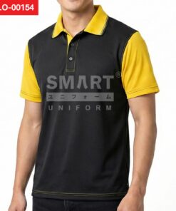 เสื้อโปโลยูนิฟอร์มตัดต่อสีดำแขนเหลือง คอปกเหลืองขลิบดำ สาบกระดุมสีดำ 2 เม็ด ปลายแขนเย็บเดินตะเข็บ ชายเสื้อเย็บเส้นสีเหลือง ถ่ายสตูดิโอพื้นหลังขาว