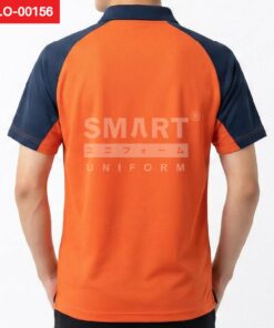 ด้านหลังเสื้อโปโลยูนิฟอร์มสีส้ม บ่าและแขนสีน้ำเงินกรมท่า ปกคอสีน้ำเงินกรมท่า ชายเสื้อทรงตรง ถ่ายสตูดิโอพื้นหลังสีอ่อน