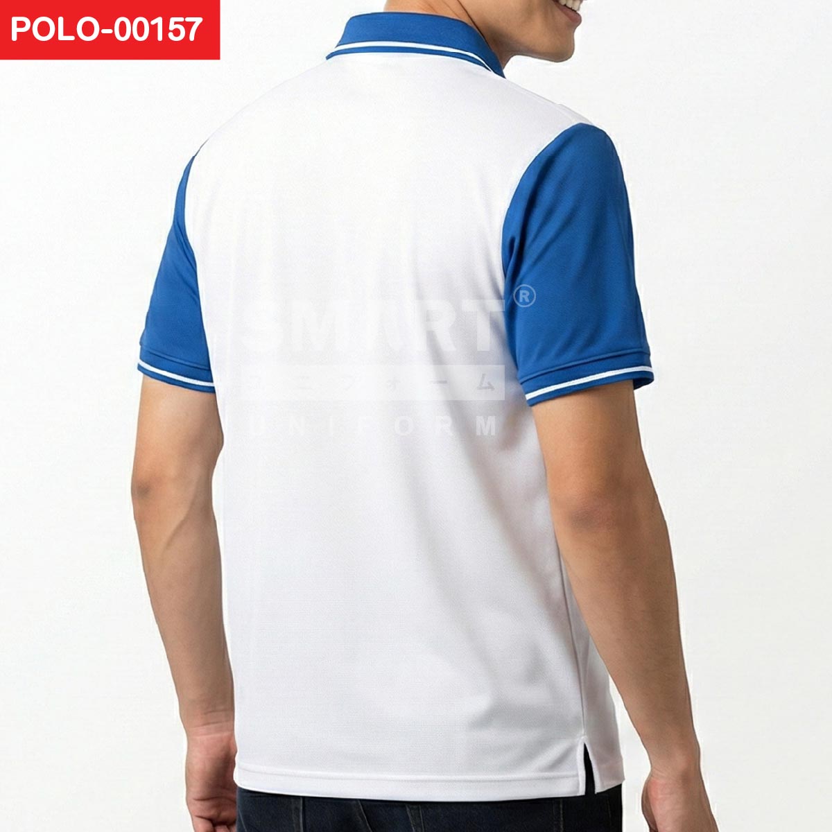 ด้านหลังเสื้อโปโลยูนิฟอร์มสีขาวตัดต่อแขนสีน้ำเงิน แผ่นหลังสีขาว ปกสีน้ำเงินขลิบเส้น ปลายแขนมีขลิบเส้น ชายผ่าข้างเล็กน้อย ถ่ายสตูดิโอพื้นหลังสีอ่อน