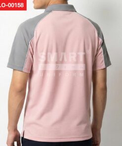 ด้านหลังเสื้อโปโลยูนิฟอร์มสีชมพูอ่อน แขนแร็กแลนสีเทา เส้นเดินขาวตามแนวต่อไหล่และวงแขน ทรงสุภาพ ถ่ายสตูดิโอพื้นหลังสีอ่อน