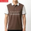 เสื้อโปโลสี น้ำตาลเข้ม ตัดแขนสีขาว คอปกสีขาวขลิบเส้นดำ สาบกระดุมสีน้ำตาลพร้อมกระดุมสีขาว ชายแขนขลิบดำ ถ่ายสตูดิโอพื้นหลังสีอ่อน