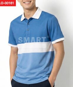 เสื้อโปโลยูนิฟอร์มสีน้ำเงินคอปกสีขาว พร้อมแถบคาดสีขาวกว้างช่วงอก สาบกระดุมสีน้ำเงินเรียบ ปลายแขนขลิบสีขาว ถ่ายสตูดิโอพื้นหลังสีอ่อน