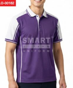 เสื้อโปโลยูนิฟอร์มสีม่วง ตัดต่อแขนสีขาว มีเส้นขลิบสีม่วงตามแนวไหล่และด้านข้าง ปกสีขาวขลิบเส้นม่วงคู่ สาบกระดุมหน้า 3 เม็ด ถ่ายสตูดิโอพื้นหลังสีอ่อน