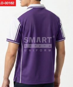 ด้านหลังเสื้อโปโลยูนิฟอร์มสีม่วง ตัดต่อแขนสีขาว มีเส้นขลิบสีม่วงตามแนวแขนและลำตัว ปกสีขาวขลิบเส้นม่วงคู่ ชายเสื้อผ่าข้าง ถ่ายสตูดิโอพื้นหลังสีอ่อน