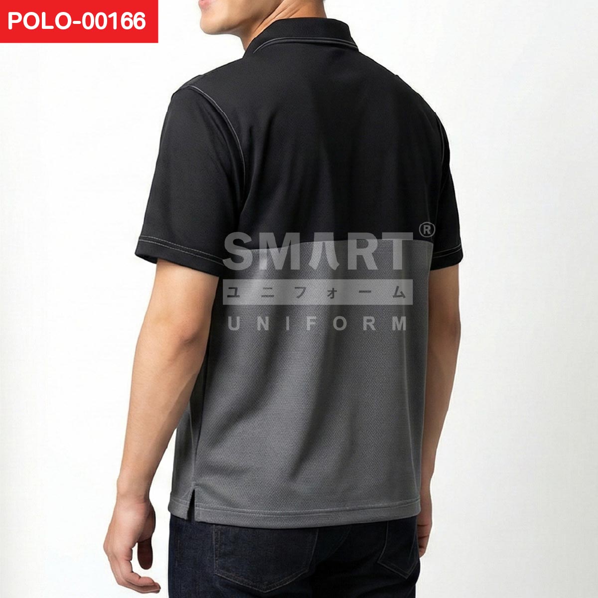 ด้านหลังเสื้อโปโลยูนิฟอร์มสีดำ ตัดต่อครึ่งตัวช่วงล่างสีเทาเข้มแบบบล็อกแนวนอน ชายเสื้อมีผ่าด้านข้าง เดินตะเข็บสีอ่อน ถ่ายสตูดิโอพื้นหลังสีขาว