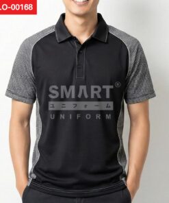 เสื้อโปโลยูนิฟอร์มแขนสั้นสีดำ ปกดำ สาบกระดุม 3 เม็ด ตัดต่อแขนแร็กแลนลายริ้วเทาและดำ มีเส้นคาดสีอ่อนตามแนวไหล่และแนวข้างลำตัว ถ่ายสตูดิโอพื้นหลังสีอ่อน