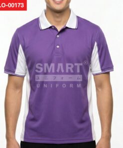 เสื้อโปโลยูนิฟอร์มสีม่วง ตัดต่อแผงข้างและใต้วงแขนสีขาว คอปกสีขาวขลิบเส้นสีม่วง สาบกระดุมสีม่วง 3 เม็ด ปลายแขนขลิบเส้น ถ่ายสตูดิโอพื้นหลังสีอ่อน
