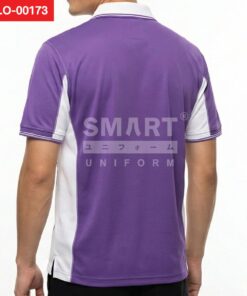 มุมหลังเสื้อโปโลยูนิฟอร์มสีม่วง ตัดต่อแผงข้างสีขาว คอปกสีขาวขลิบม่วง ปลายแขนมีเส้นขลิบ ทรงสุภาพ ถ่ายสตูดิโอพื้นหลังสีอ่อน