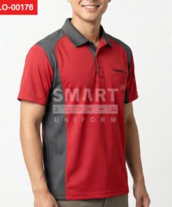 เสื้อโปโลยูนิฟอร์มแขนสั้น สีแดง ตัดต่อแผงด้านข้างและปกสีเทาเข้ม สาบกระดุมสีเข้ม มีกระเป๋าอกแต่งขลิบ ถ่ายสตูดิโอพื้นหลังสีอ่อน