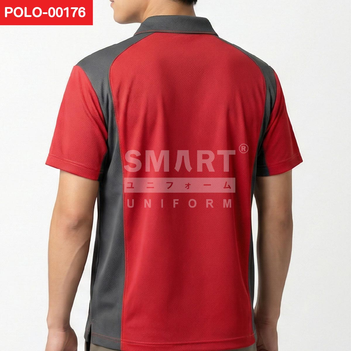 ด้านหลังเสื้อโปโลยูนิฟอร์มสีแดง ตัดต่อแผงข้างสีเทาเข้ม ปกสีเทาเข้ม ทรงเรียบเหมาะทำชุดทีม ถ่ายสตูดิโอพื้นหลังสีอ่อน