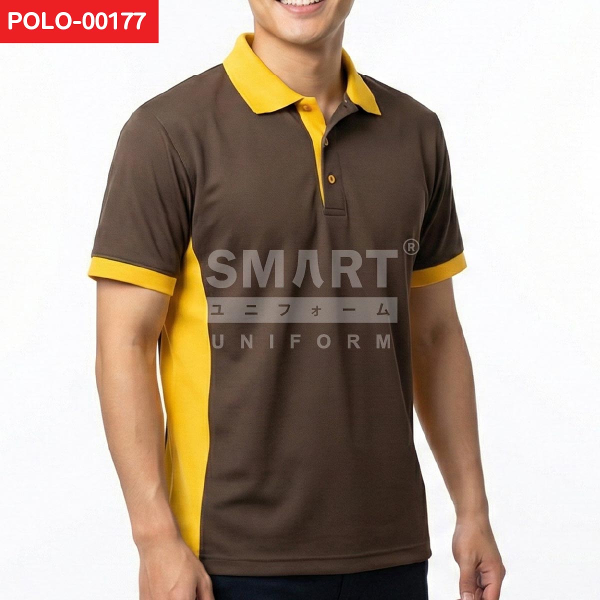 เสื้อโปโลยูนิฟอร์มสีน้ำตาล ตัดต่อแผงข้างสีเหลือง คอปกสีเหลืองและปลายแขนขลิบเหลือง สาบกระดุมหน้า ถ่ายสตูดิโอพื้นหลังสีอ่อน