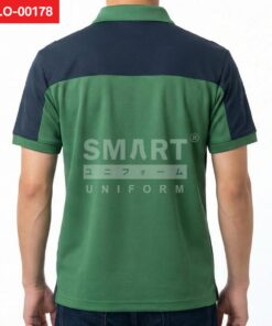 เสื้อโปโลยูนิฟอร์มสีเขียวมุมหลัง ตัดต่อแถบช่วงไหล่สีกรมท่าพาดรอบหลัง แขนสีกรมท่า ชายเสื้อเรียบ ถ่ายสตูดิโอพื้นหลังสีอ่อน