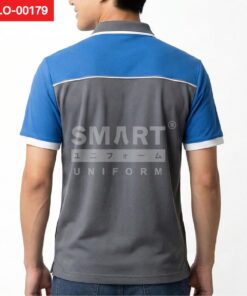 ภาพมุมหลังเสื้อโปโลยูนิฟอร์มสีเทา ตัดต่อบ่าสีน้ำเงินและแขนสีน้ำเงิน มีเส้นคาดสีขาวพาดช่วงอกหลัง คอปกเทาขลิบขาว ปลายแขนแถบขาว ถ่ายสตูดิโอพื้นหลังสีขาว