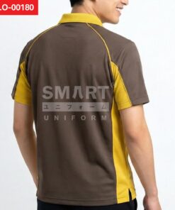 มุมหลังเฉียงเสื้อโปโลยูนิฟอร์มสีน้ำตาลเข้ม ตัดต่อแผงข้างสีเหลือง และเส้นขลิบสีเหลืองต่อเนื่องจากคอถึงแขน ชายเสื้อมีผ่าข้าง ถ่ายสตูดิโอพื้นหลังสีขาว