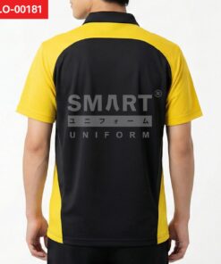 ด้านหลังเสื้อโปโลยูนิฟอร์มสีดำ มีแผงกลางหลังสีดำล้อมด้วยแขนและช่วงบ่าสีเหลือง คอปกสีดำ ทรงเรียบสำหรับงานทีม ถ่ายสตูดิโอพื้นหลังสีอ่อน