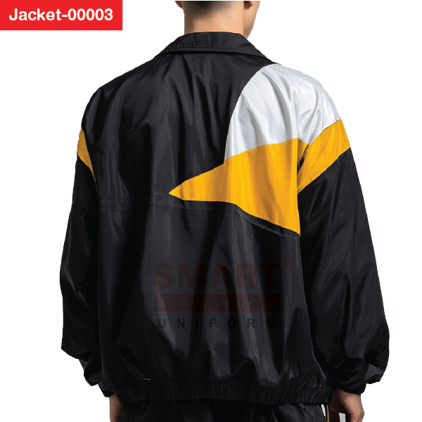 แจ็คเก็ตผ้าร่ม ด้านหลังสีดำลายกราฟิกเหลือง-ขาว เส้นโค้งไดนามิก ขอบเอวจั๊ม คล่องตัวทั้งวัน