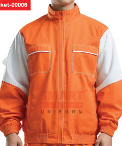 แจ็คเก็ตผ้าร่ม สีส้มแขนขาว ด้านหน้าซิปตรง คอสูง กระเป๋าอกฝาปิดคาดขาว เอวจั๊ม สไตล์ยูนิฟอร์ม ใส่ได้ทั้งชายหญิง