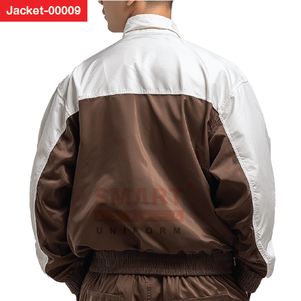 แจ็คเก็ตผ้าร่ม มุมหลังสีน้ำตาลไหล่ขาว งานเย็บเนี้ยบ เอวและปลายแขนยางยืด คล่องตัวตลอดวัน