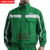 แจ็คเก็ตผ้าร่ม สีเขียวแต่งแถบขาวพาดหน้า คอจีนบังซิปด้วยแถบปิด กระเป๋าอกฝาปิดหนึ่งช่อง ทรงสปอร์ตพร้อมลุยงาน