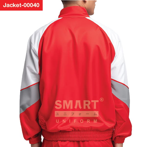 แจ็คเก็ต ด้านหลังสีแดงเรียบ คอสูงทรงสปอร์ต ต่อแขนสีขาว–เทาแต่งเส้นแดง ขอบเอวและปลายแขนยางยืด ใส่สบายตลอดวัน