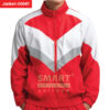 แจ็คเก็ตผ้าร่ม สีแดงตัดขาว–เทาลายเชฟรอนซ้อน คอสูงซิปตรง กระเป๋าคู่ ทรงสปอร์ตโดดเด่น เหมาะยูนิฟอร์มทีม