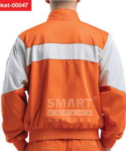 ด้านหลังสีส้มเรียบ แต่งบ่าคาดขาว คอสูง ชายเอวสม็อค ใส่สบายไม่รั้งตัว