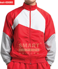 แจ็คเก็ตผ้าร่ม สีแดงตัดขาว–เทา คอจีนซิปตรง ลาย V-block กลางอก กระเป๋าคู่ ทรงสปอร์ตคล่องตัว