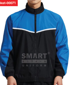 แจ็คเก็ตผ้าร่ม โทนดำตัดแขนสีน้ำเงิน แต่งเส้นขาวช่วงอก ให้ลุคสปอร์ตคมชัด ดูคล่องแคล่ว