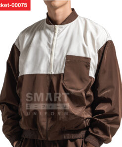 แจ็คเก็ตผ้าร่ม โทนน้ำตาลคอนทราสต์บ่าขาว สไตล์วินเทจเล็กๆ ดูสุภาพและเท่ในตัว