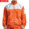 แจ็คเก็ตผ้าร่มโทนส้ม–ขาว คอสูงซิปตรง ออกแบบแผงไหล่สีขาวรับกับตัวเสื้อสีส้ม ดูเด่นสะอาดตา