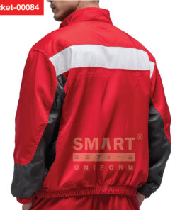 แผงหลังสีแดงคาดแถบขาวช่วงบน รับกับแขนสีเทาตัดดำ เพิ่มมิติและความสปอร์ตจากด้านหลัง