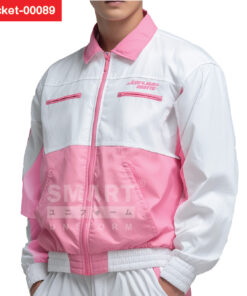 แจ็คเก็ตผ้าร่ม โทนขาว-ชมพู ตัดต่อครึ่งล่างชมพู ช่วงอกและไหล่สีขาว คอเชิ้ตทรงสปอร์ต ซิปหน้าโทนชมพูเรียบหรู